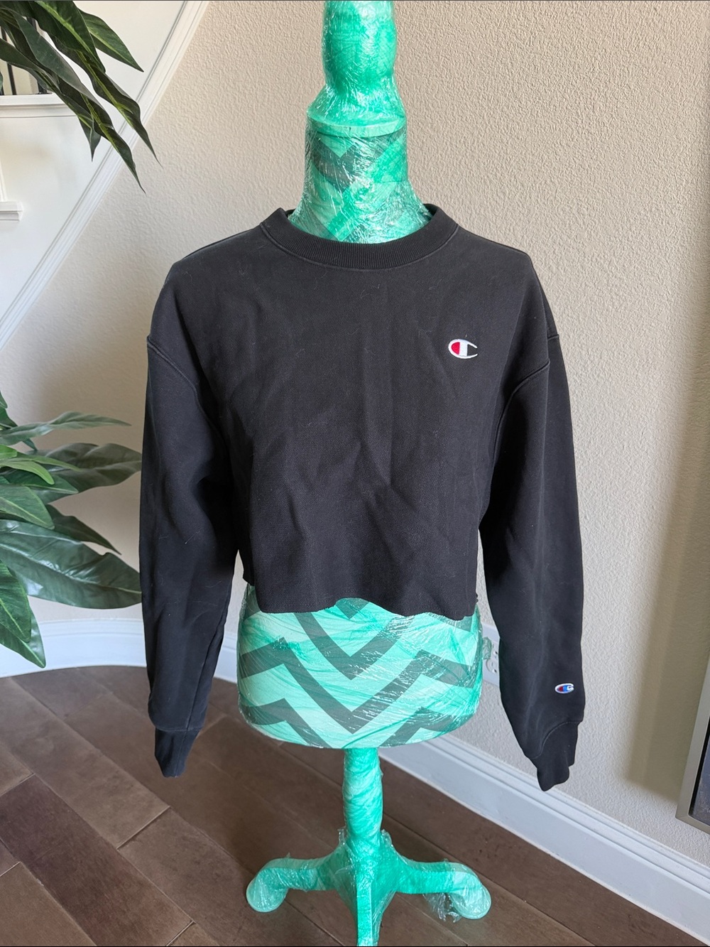 Champion Black Cropped Crewneck Sweatshirt with Logo